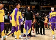 开云体育登录-强队逐鹿，篮球场上气氛紧张