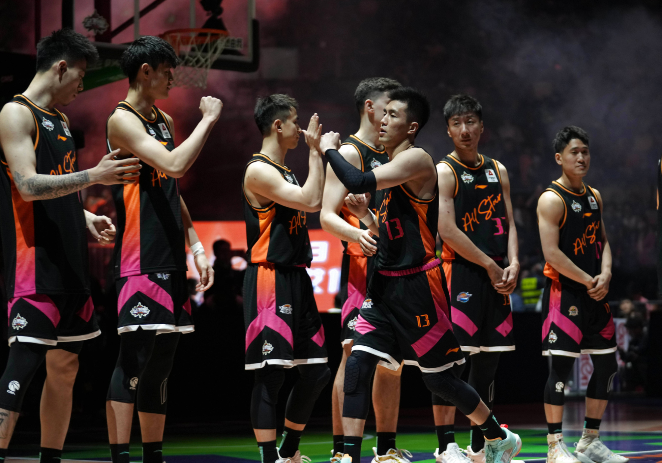 强队逐鹿,篮球场上气氛紧张 强队逐鹿,篮球场上气氛紧张