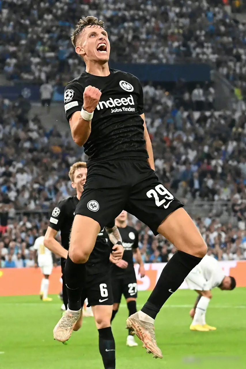 法兰克福客场取胜,稳步提升排名的简单介绍 法兰克福客场取胜,稳步提升排名的简单介绍