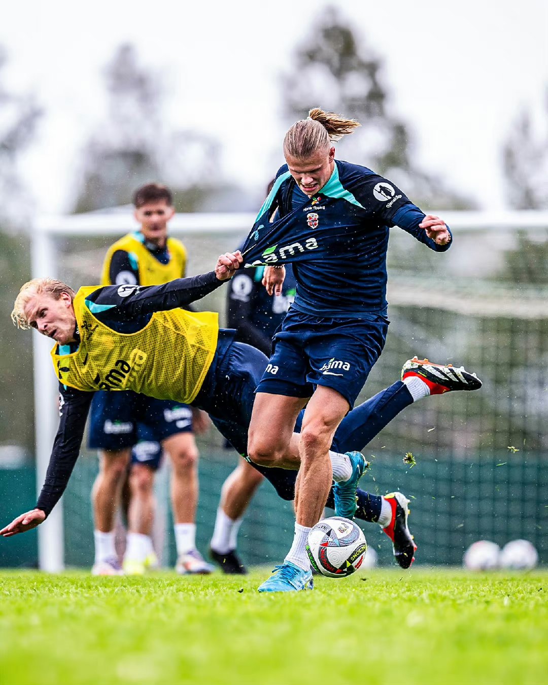 欧预赛中的激情时刻：球员们投入全情拚搏的简单介绍