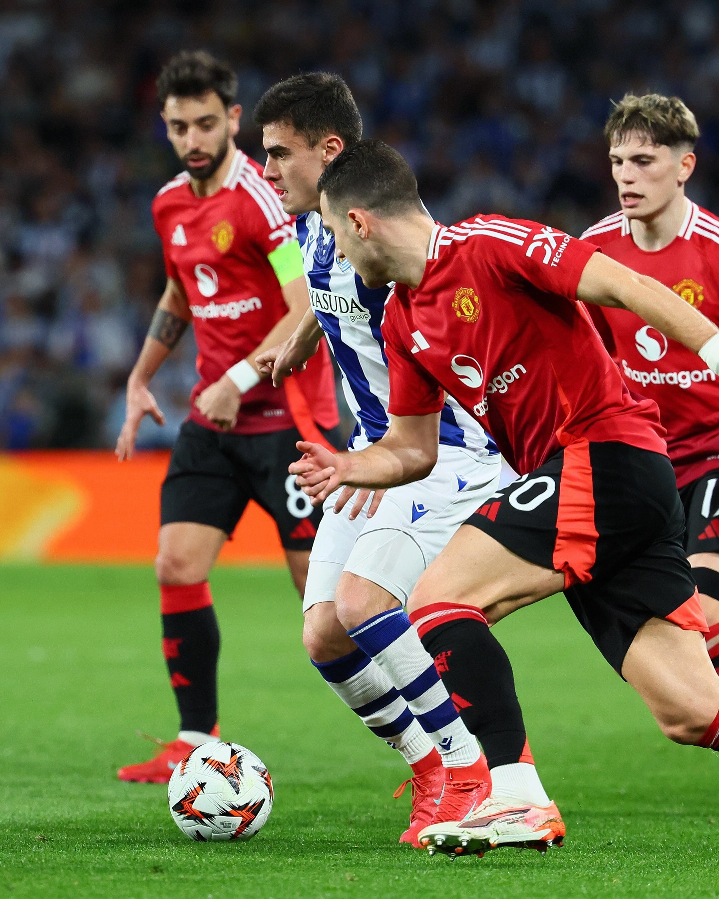 曼联遭遇惨败，欧冠之路面临挑战