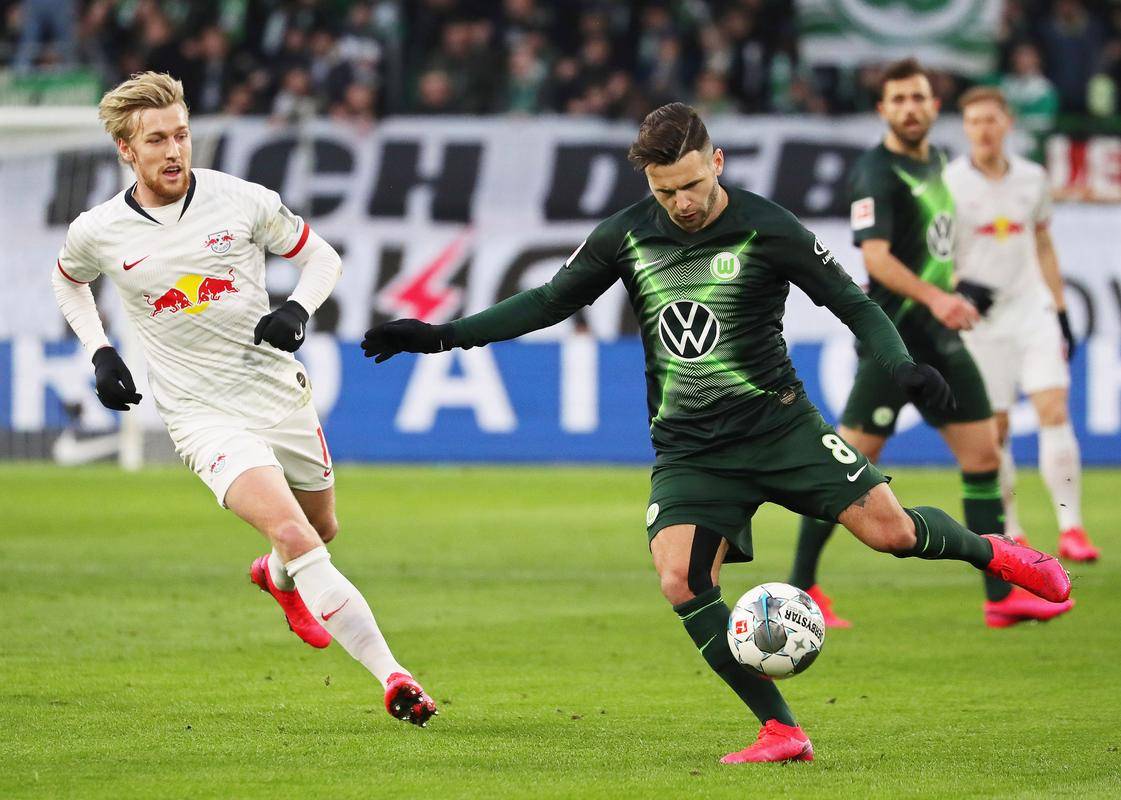 包含沃尔夫斯堡平局客场，战绩难辨荣辱的词条