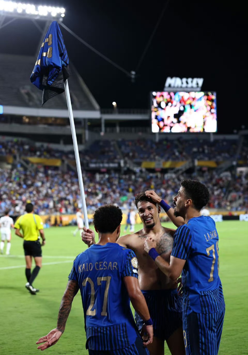 包含曼城主场大获全胜，追逐榜首位置的词条