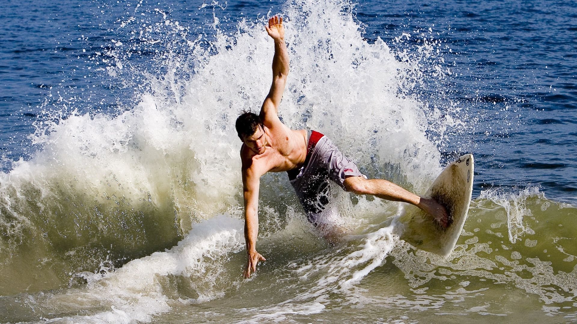 哈利伯顿关键先生本色尽显，灰熊强压火箭展露季后赛獠牙