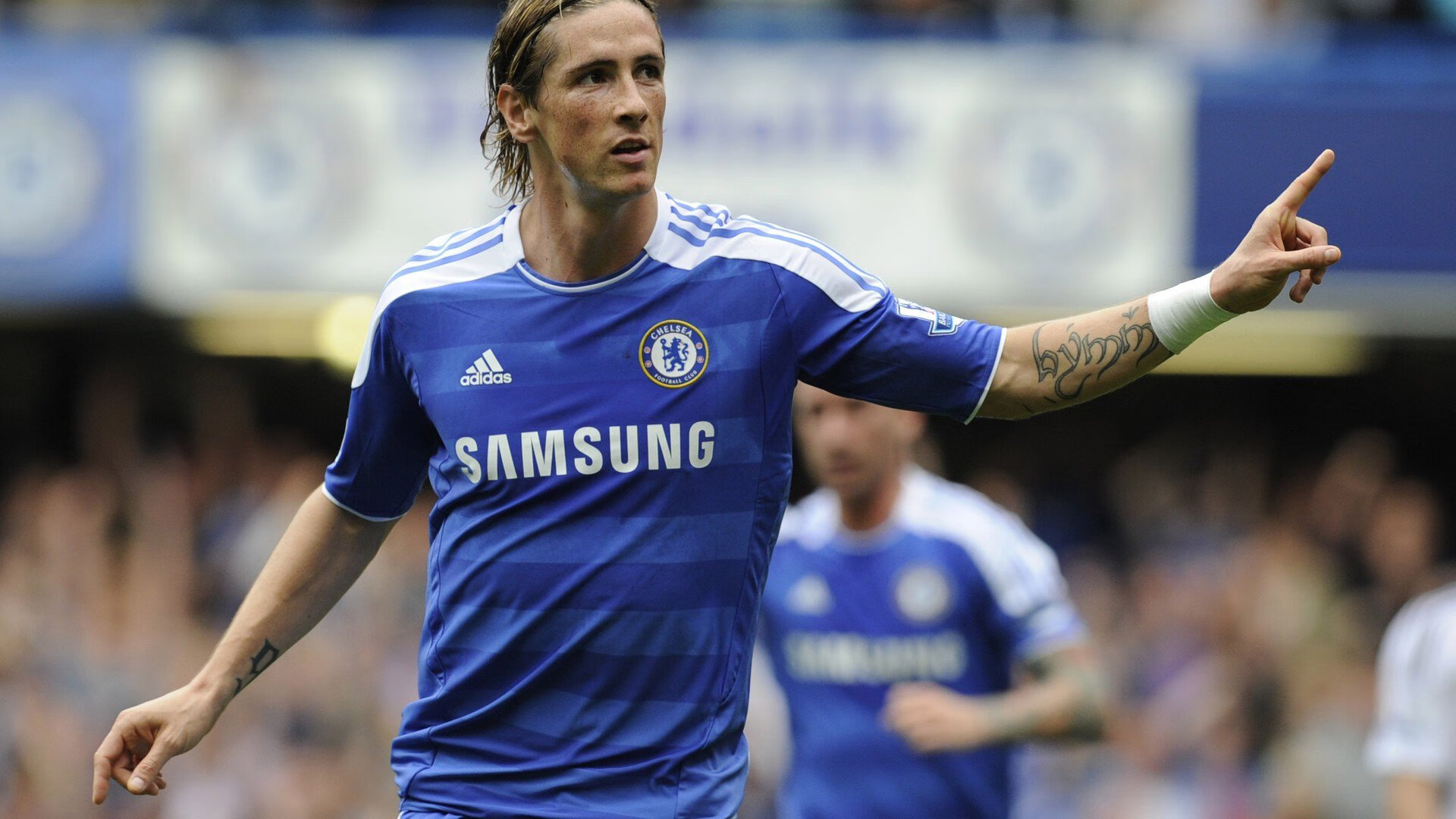 欧冠淘汰赛之夜，马丁内利刷新纪录，青春风暴席卷欧洲