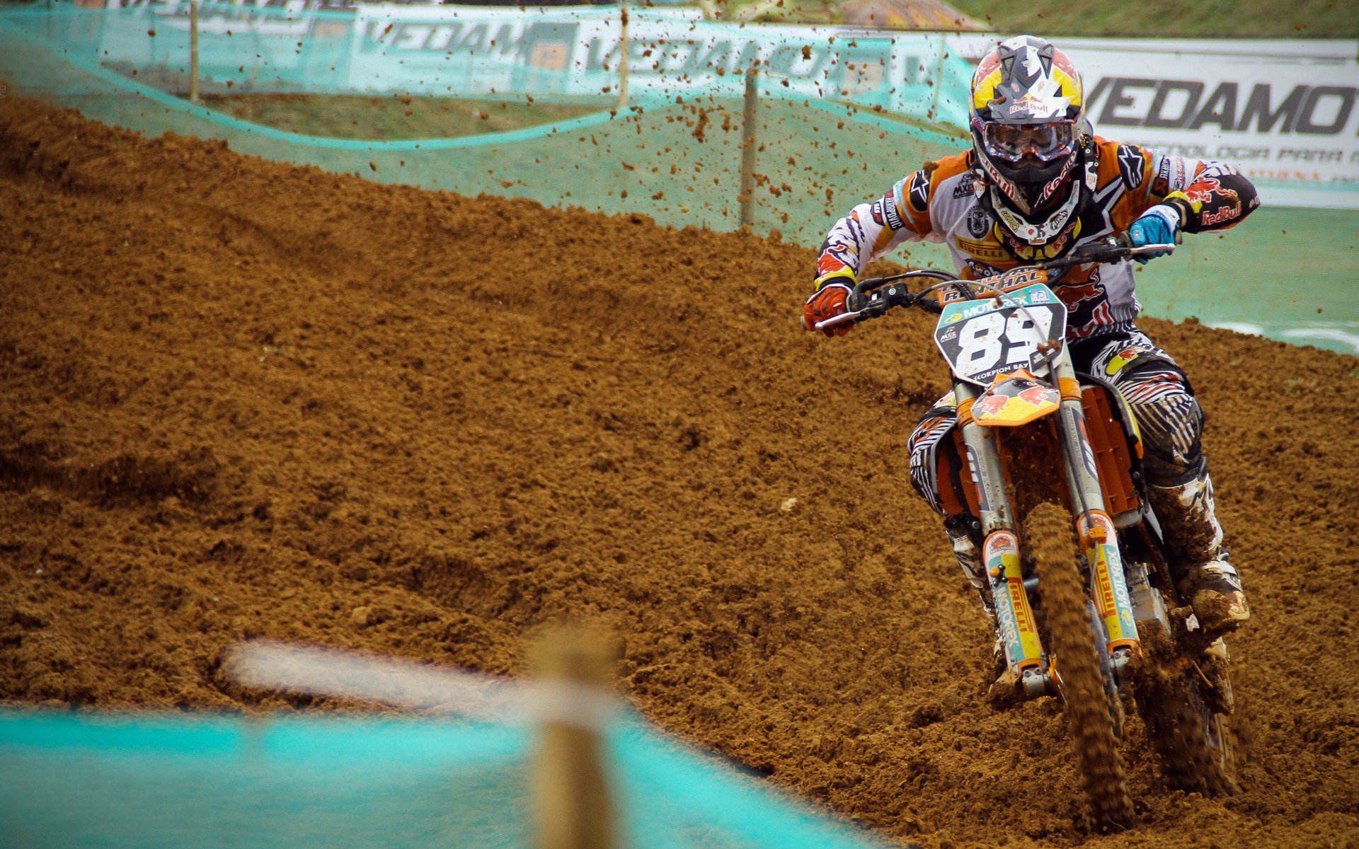 红牛车队险胜雷诺,周冠宇扛起全队,一场惊心动魄的胜利