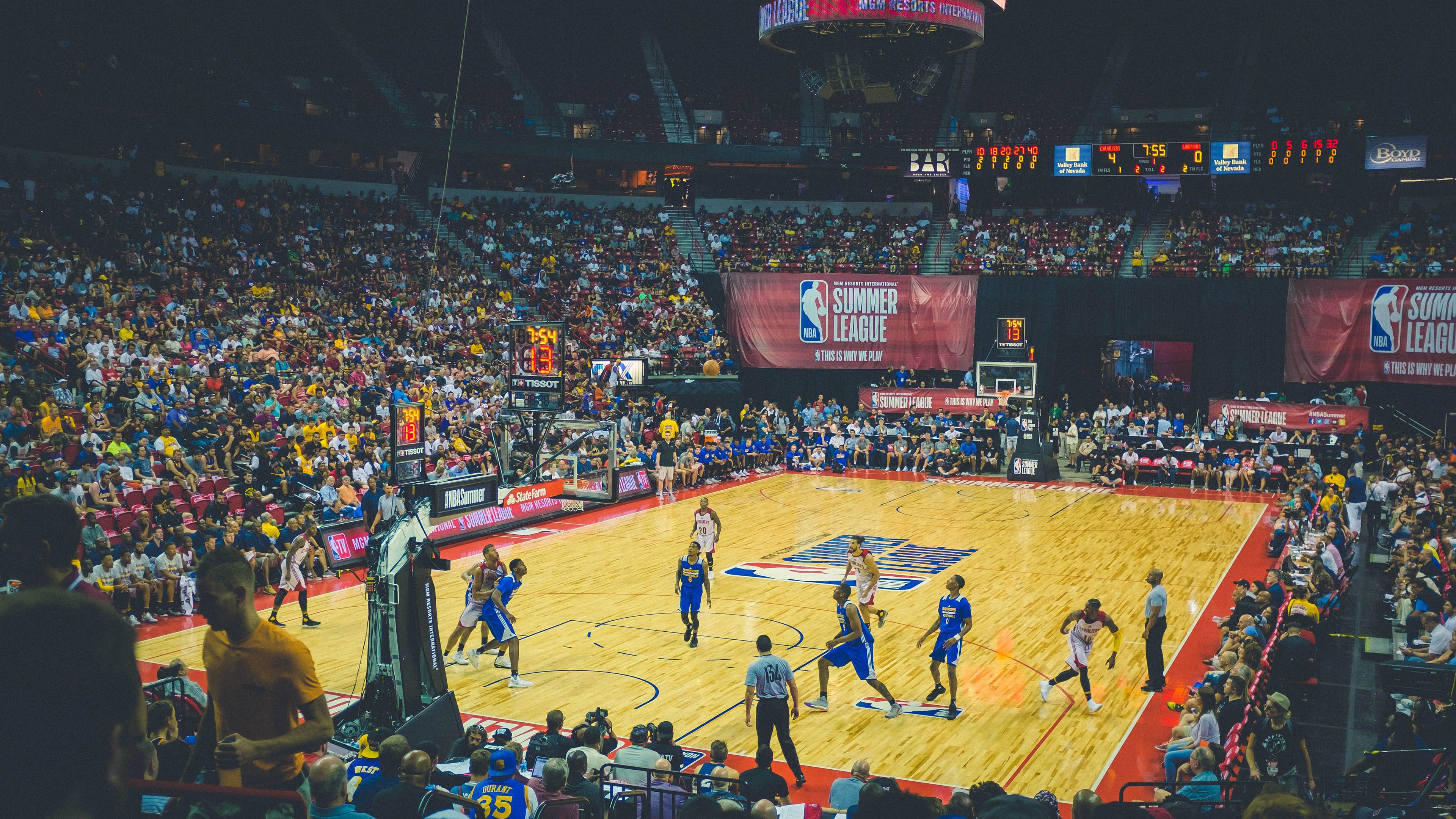 风驰电掣的红色奇迹，勒克莱尔刷新纪录，法拉利鏖战梅赛德斯